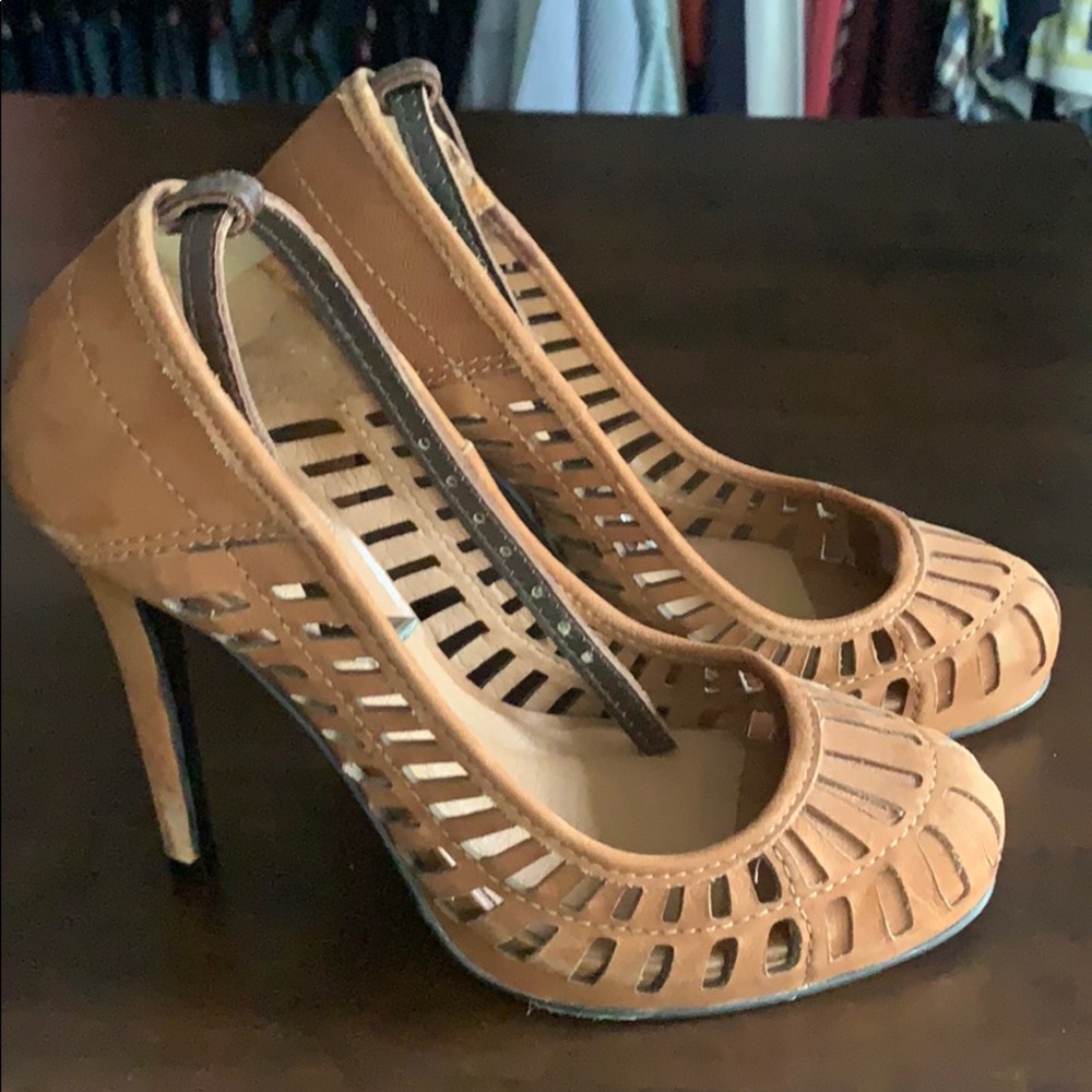 Beautiful Leather shoes. Add strap for more confort use.